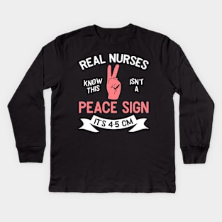 Real Nurses know this isn't a peace sign - It's 4-5cm Kids Long Sleeve T-Shirt